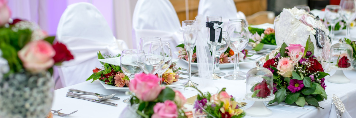 Eingedeckter Tisch auf einer Hochzeit